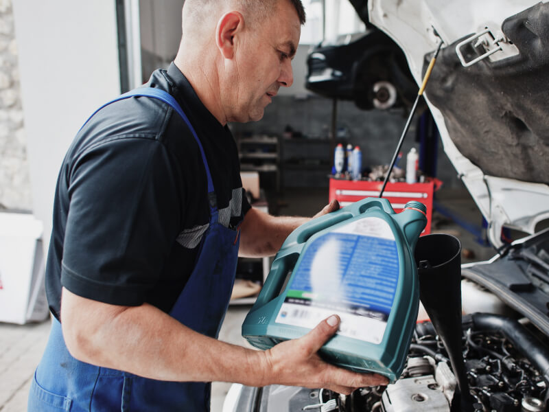 Смазочные материалы: почему они важны для вашей машины